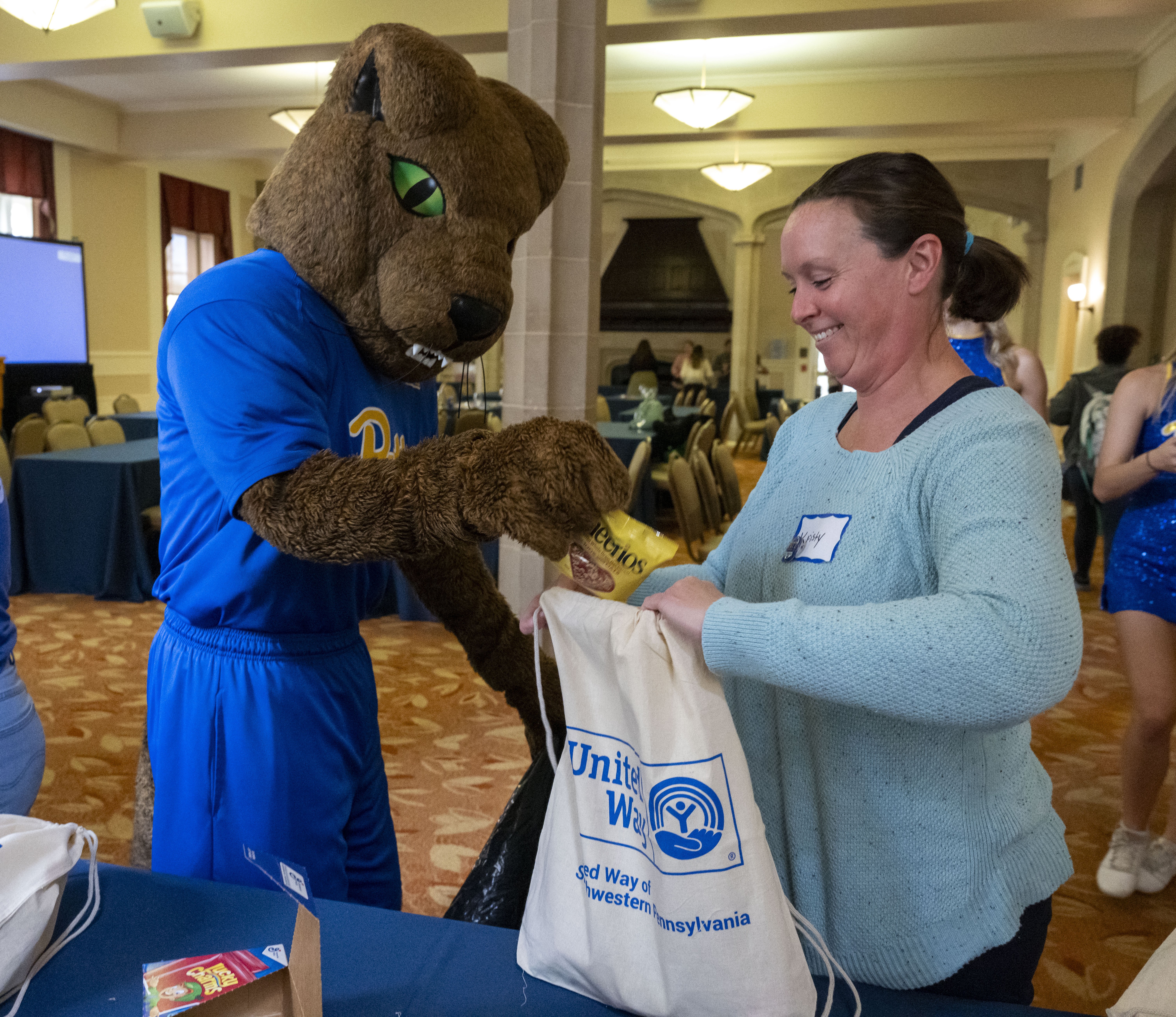a volunteer and roc at a united way kit packing volunteer opportunity